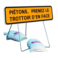 TALIAPLAST - Panneau de signalisation jh t1 - 1000 x 300 mm piétons, prenez le trottoir d’en face avec pied fixe et articulé | PROLIANS